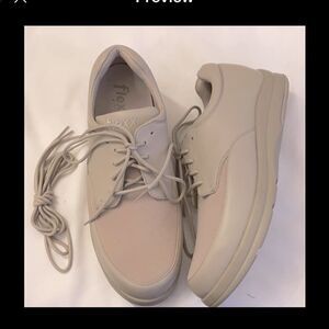 FLEXX 8WW COMFORT SHOES.  NEW